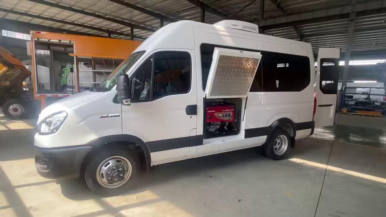 依维柯欧胜欧霸水质环境综合监测车